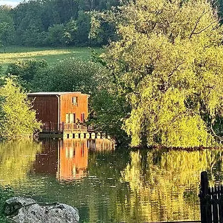 Flottantes Et Au Fil De L'eau